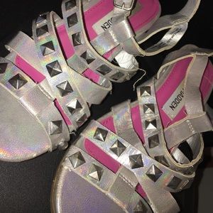Holographic Studded Wedges